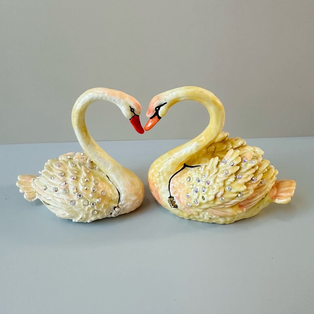 Miniatures Couple Swan, Hinged Enameled Jewelry Box